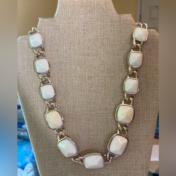 Banana‎ Republic Cream Colored Statement Necklace Toggle Clasp - Picture 7 of 8